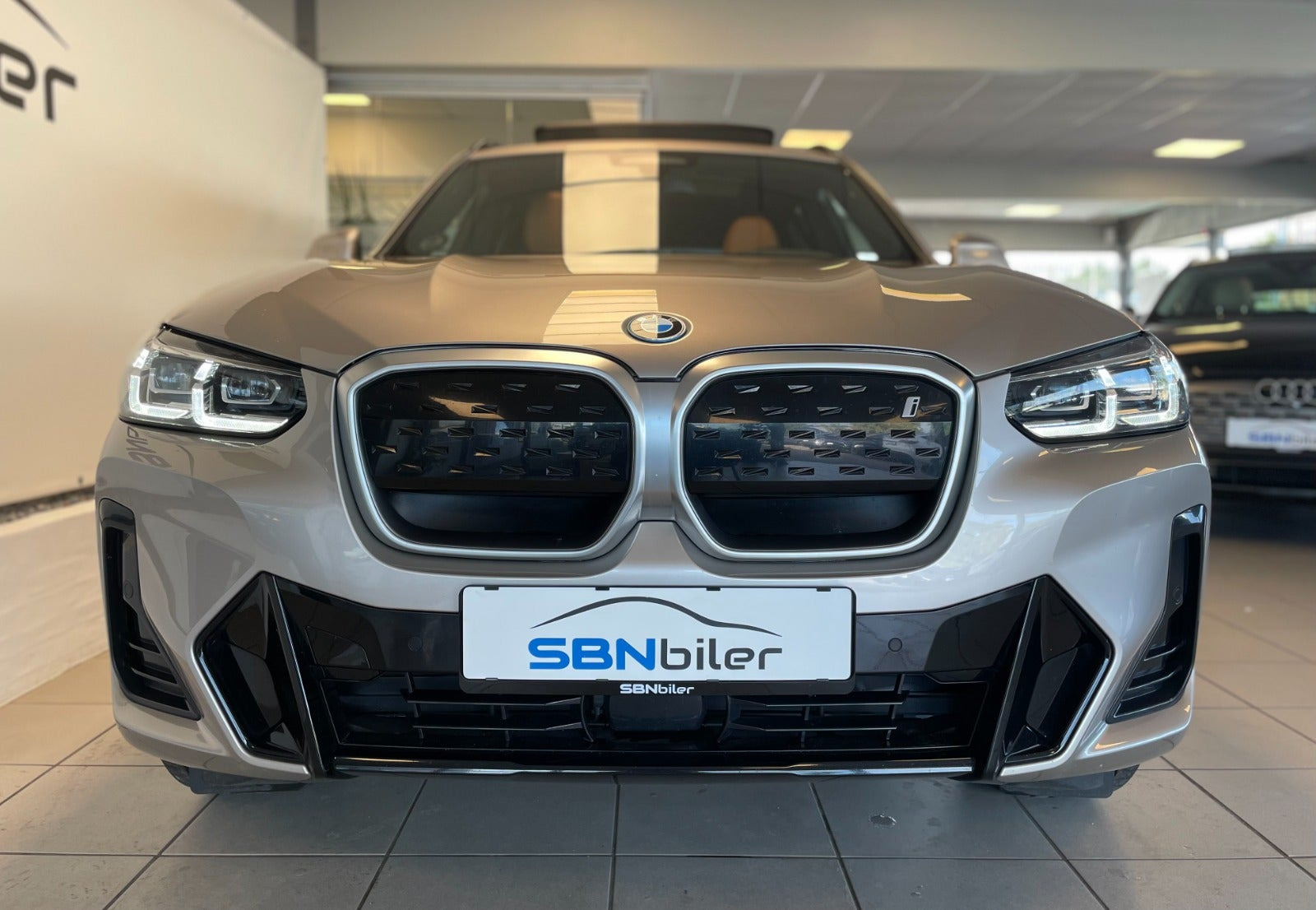 Orange BMW iX3 fra 2024