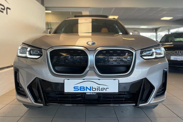 Orange BMW iX3 fra 2024