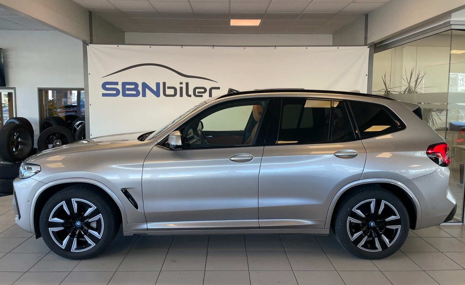Orange BMW iX3 fra 2024