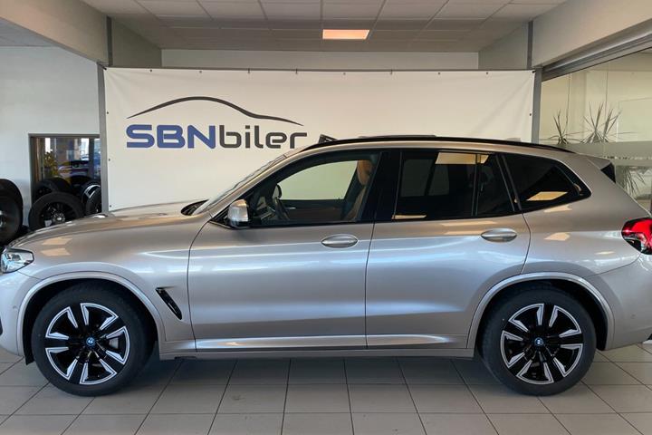 Orange BMW iX3 fra 2024