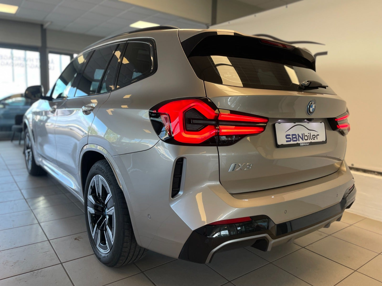 Orange BMW iX3 fra 2024