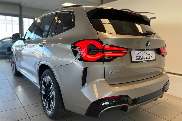Orange BMW iX3 fra 2024