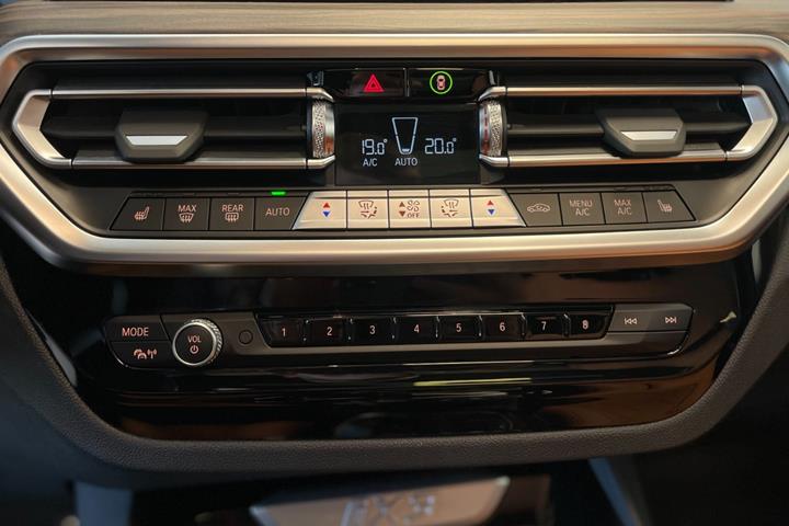 Orange BMW iX3 fra 2024