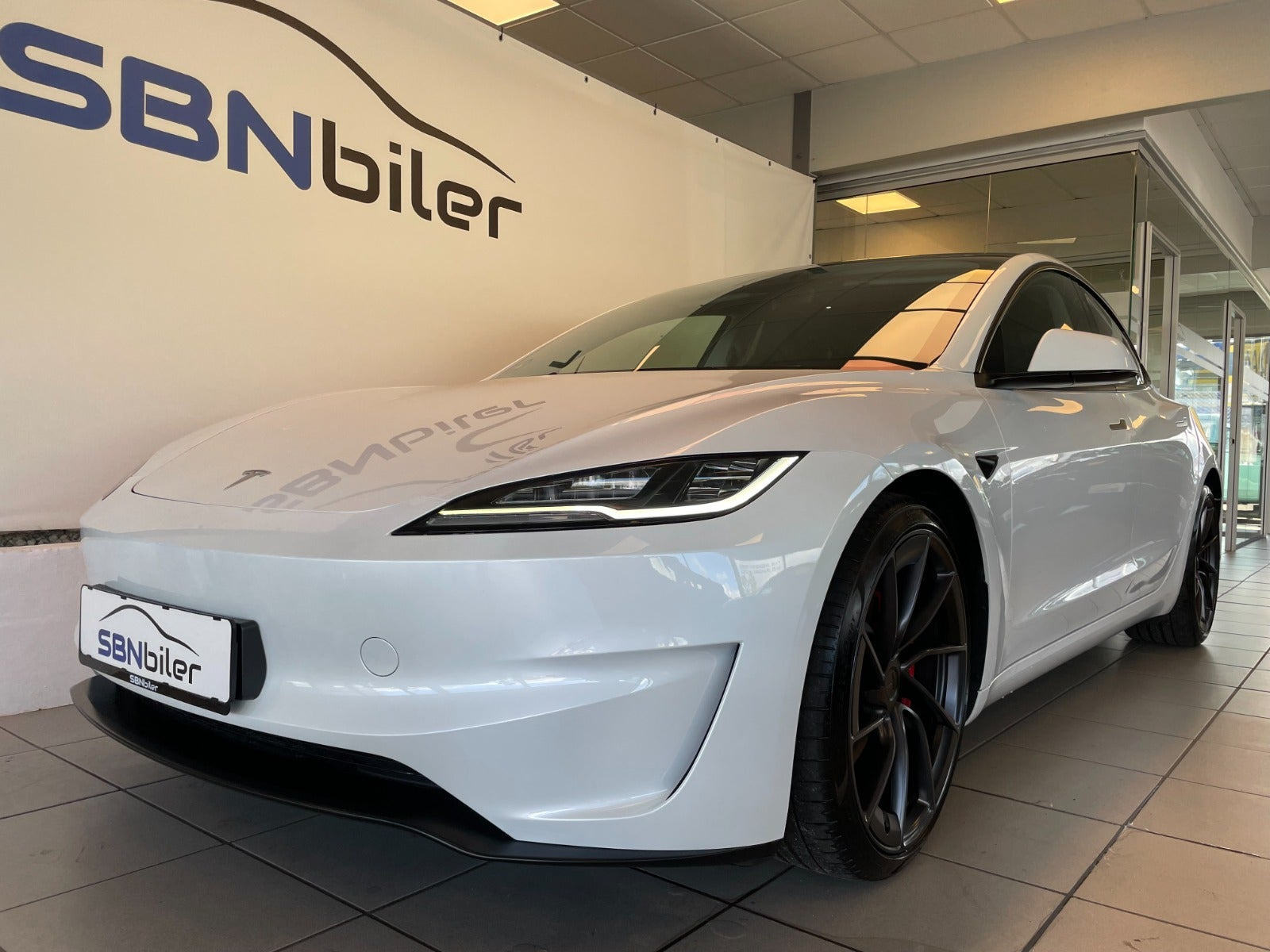 Hvid Tesla Model 3 fra 2024