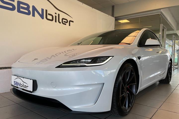 Hvid Tesla Model 3 fra 2024