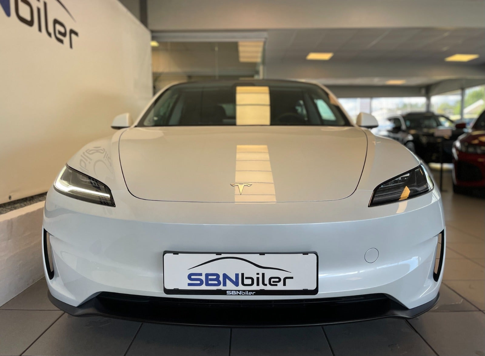 Hvid Tesla Model 3 fra 2024