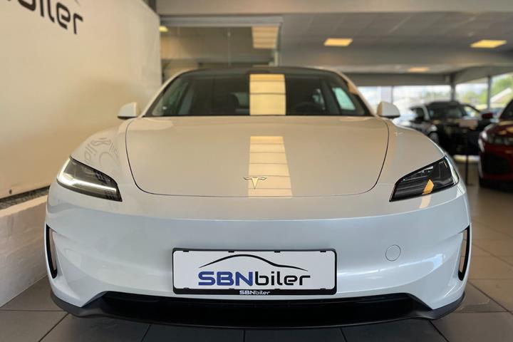 Hvid Tesla Model 3 fra 2024