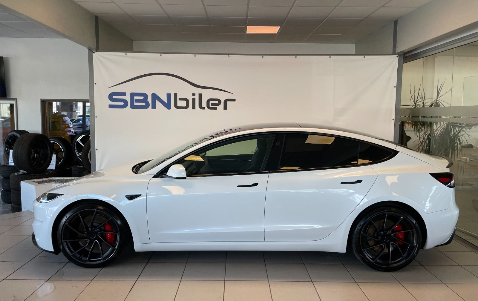 Hvid Tesla Model 3 fra 2024