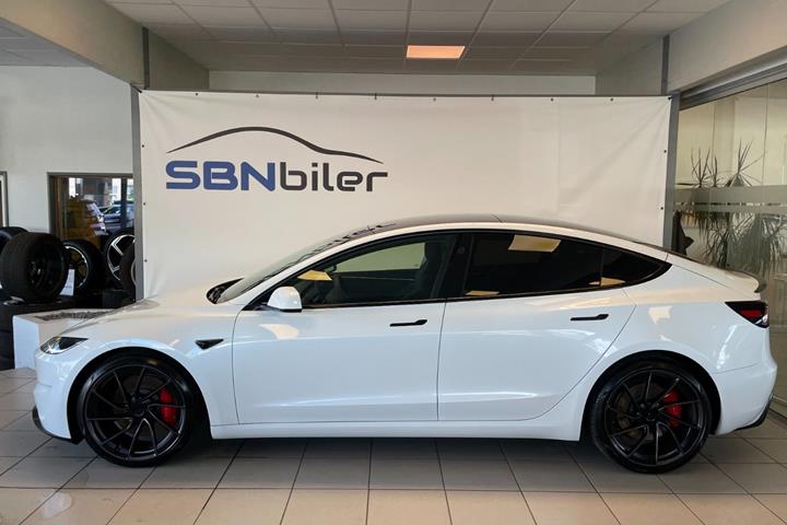 Hvid Tesla Model 3 fra 2024