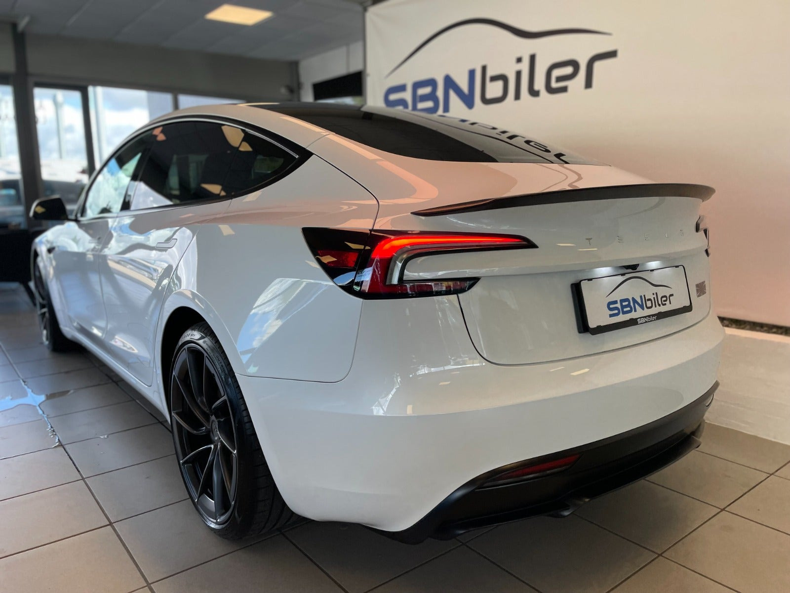 Hvid Tesla Model 3 fra 2024
