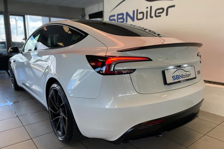Hvid Tesla Model 3 fra 2024