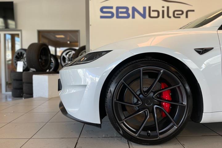 Hvid Tesla Model 3 fra 2024