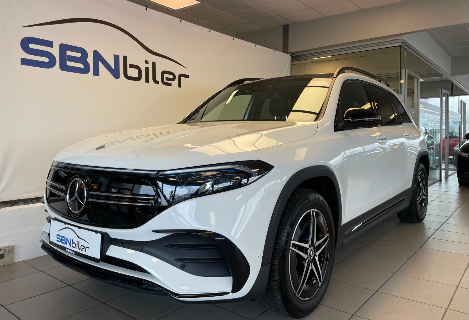 Hvid Mercedes EQB250 fra 2024