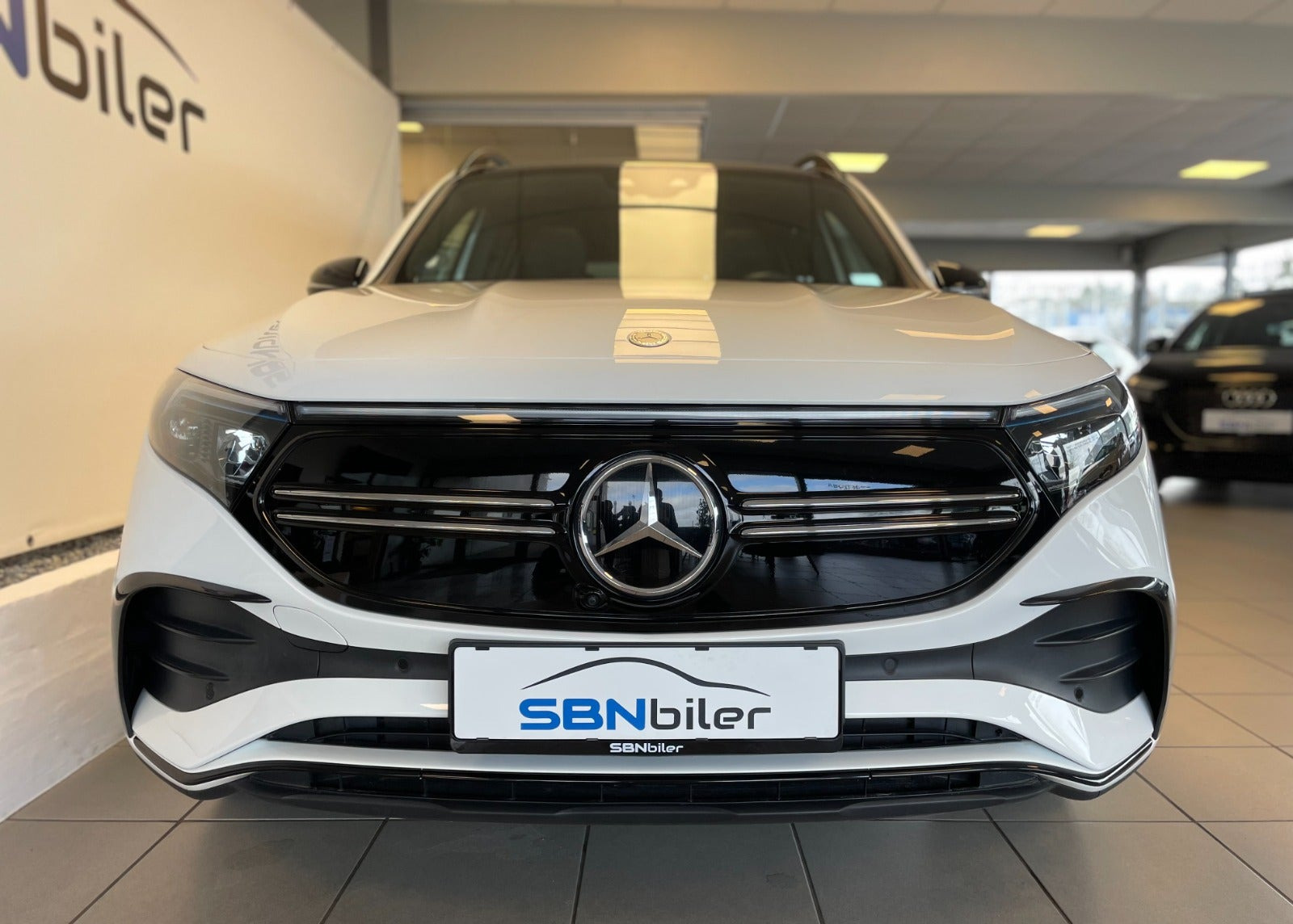 Hvid Mercedes EQB250 fra 2024