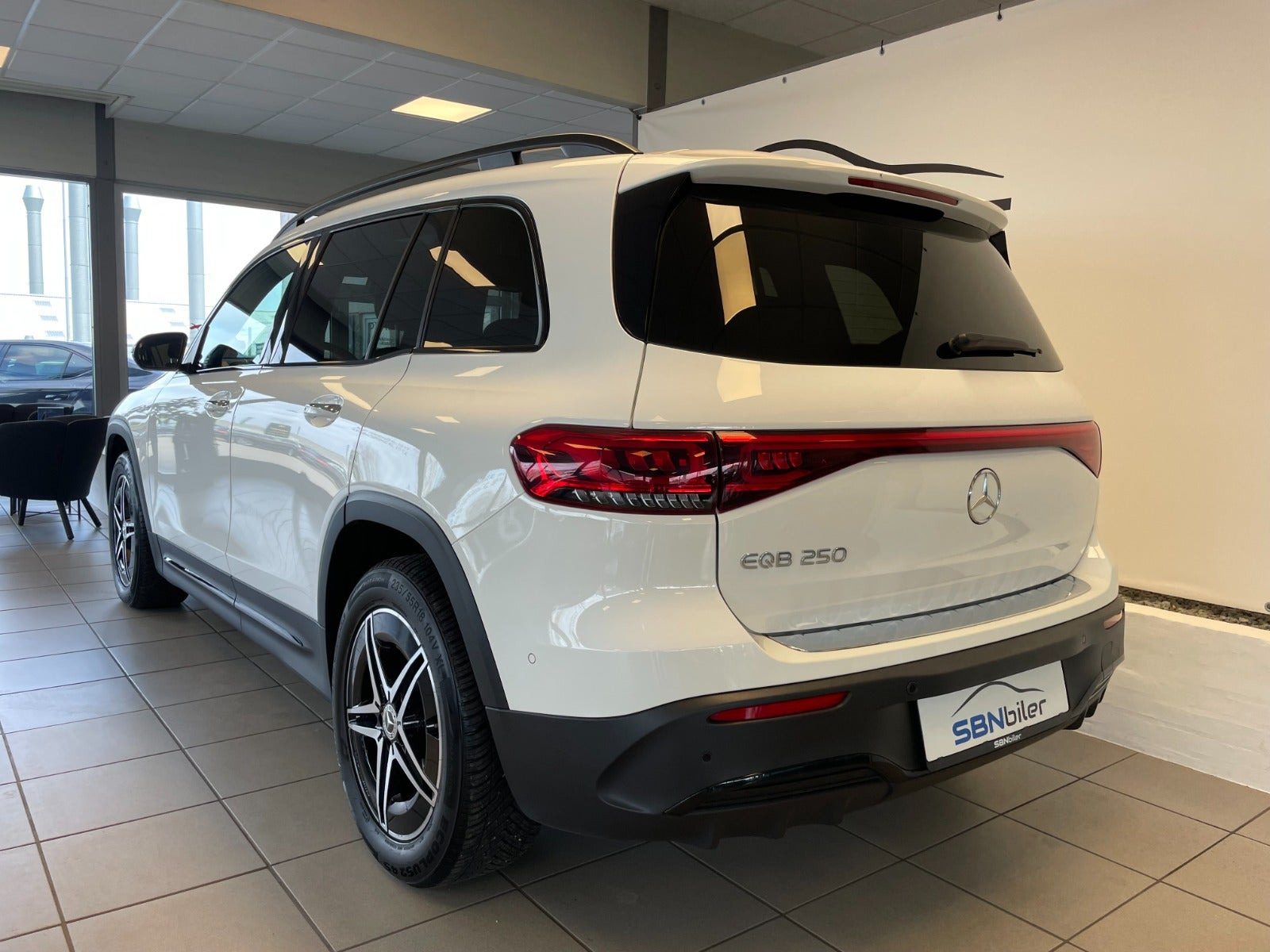 Hvid Mercedes EQB250 fra 2024