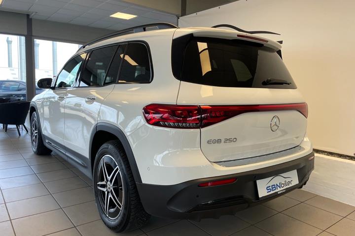 Hvid Mercedes EQB250 fra 2024