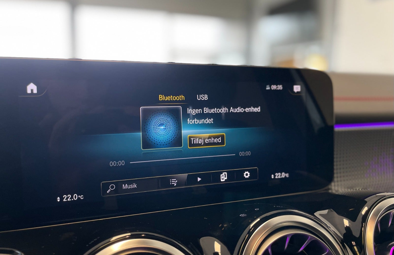 Hvid Mercedes EQB250 fra 2024