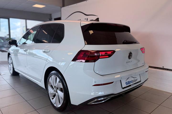 Hvid VW Golf VIII fra 2020