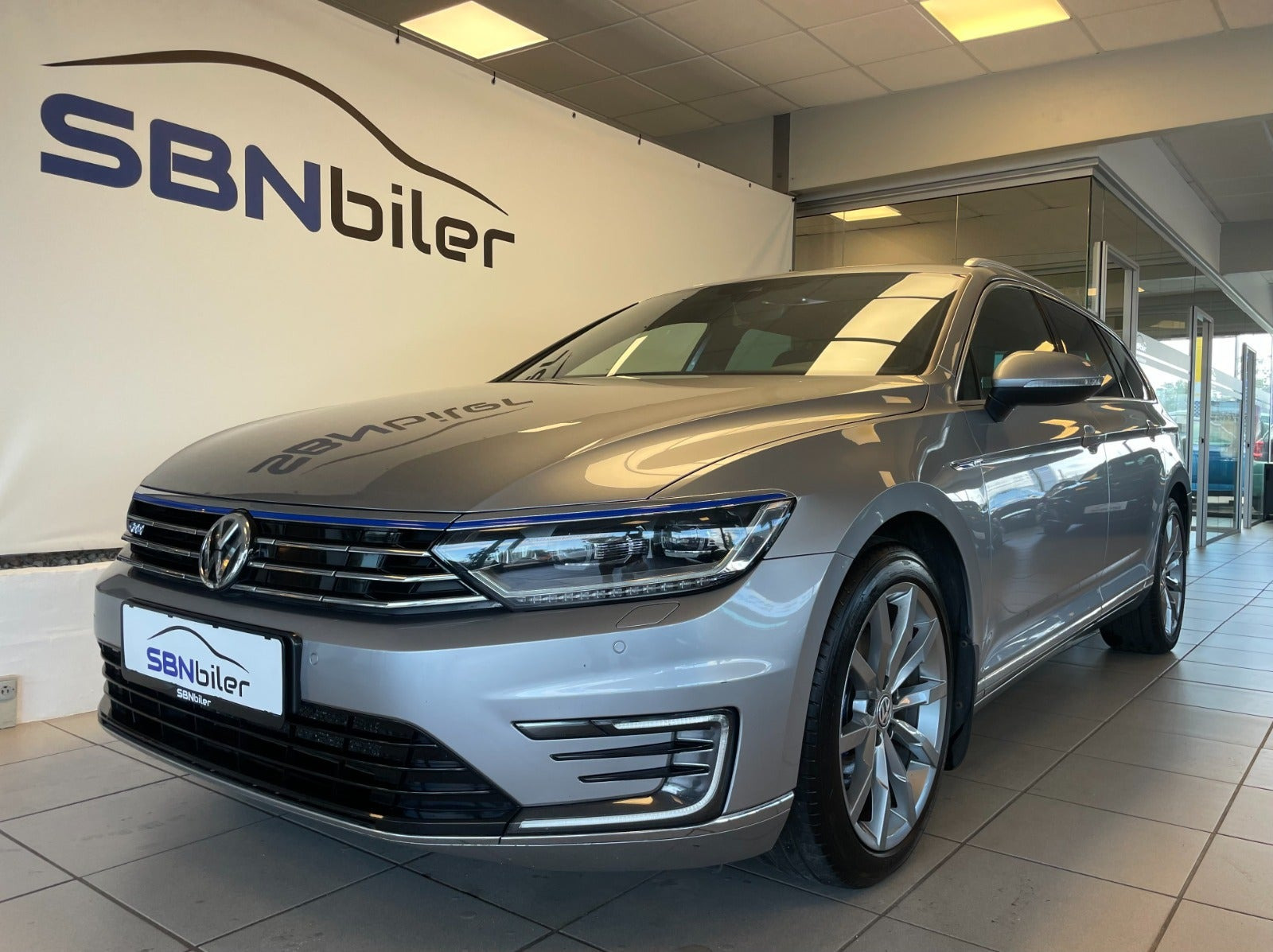 Grå VW Passat fra 2018