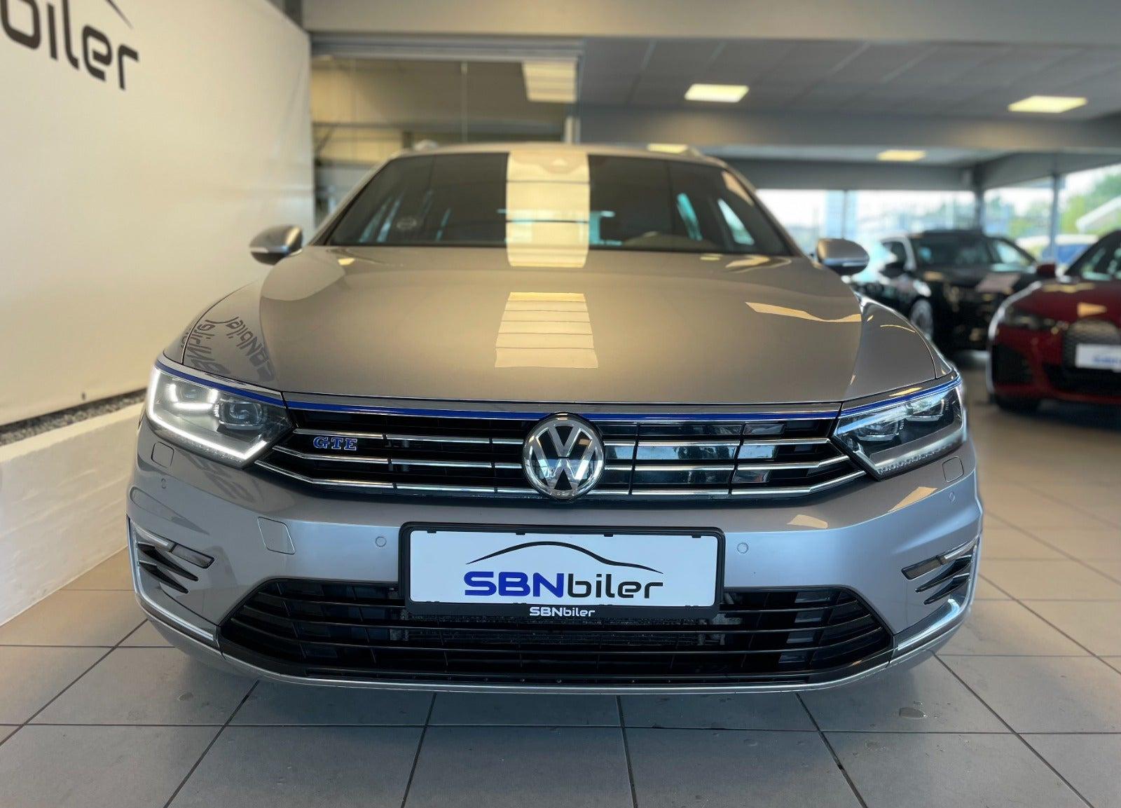 Grå VW Passat fra 2018