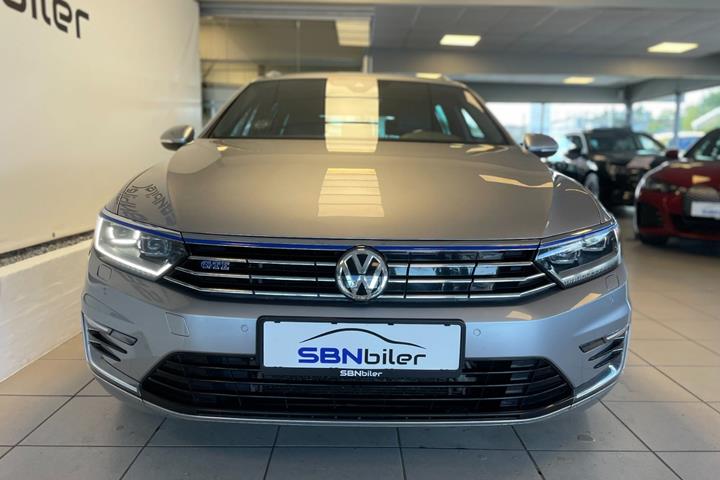 Grå VW Passat fra 2018