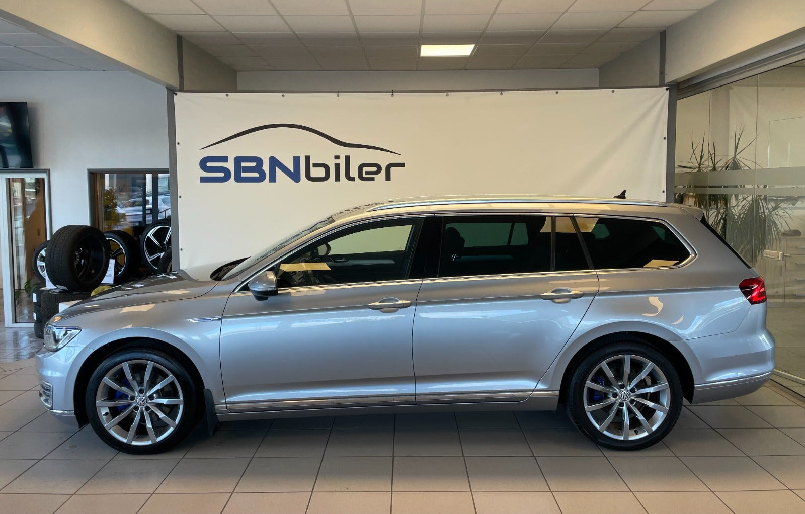Grå VW Passat fra 2018