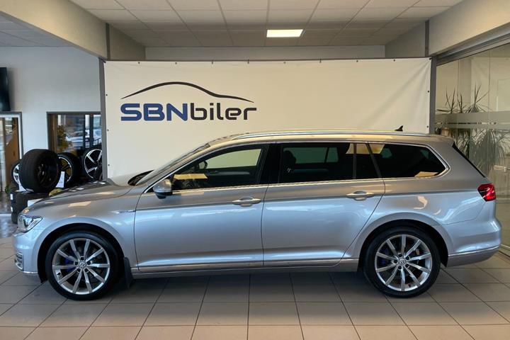 Grå VW Passat fra 2018