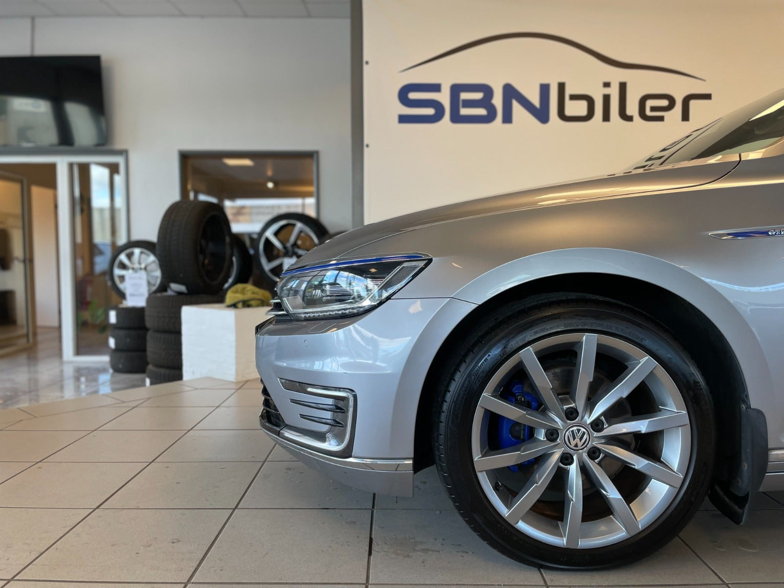Grå VW Passat fra 2018