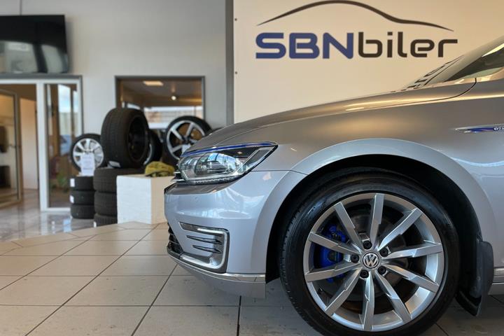 Grå VW Passat fra 2018