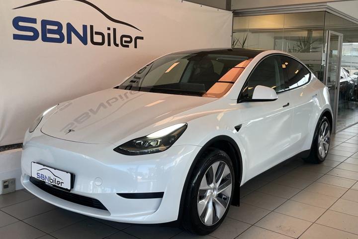 Hvid Tesla Model Y fra 2024