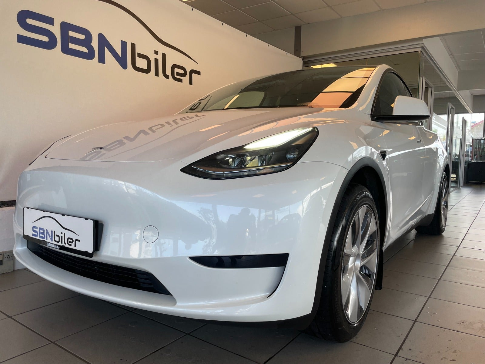 Hvid Tesla Model Y fra 2024