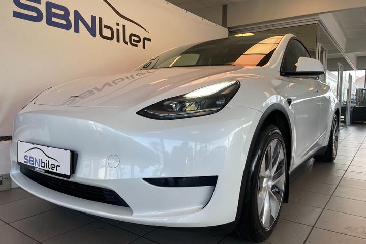 Hvid Tesla Model Y fra 2024