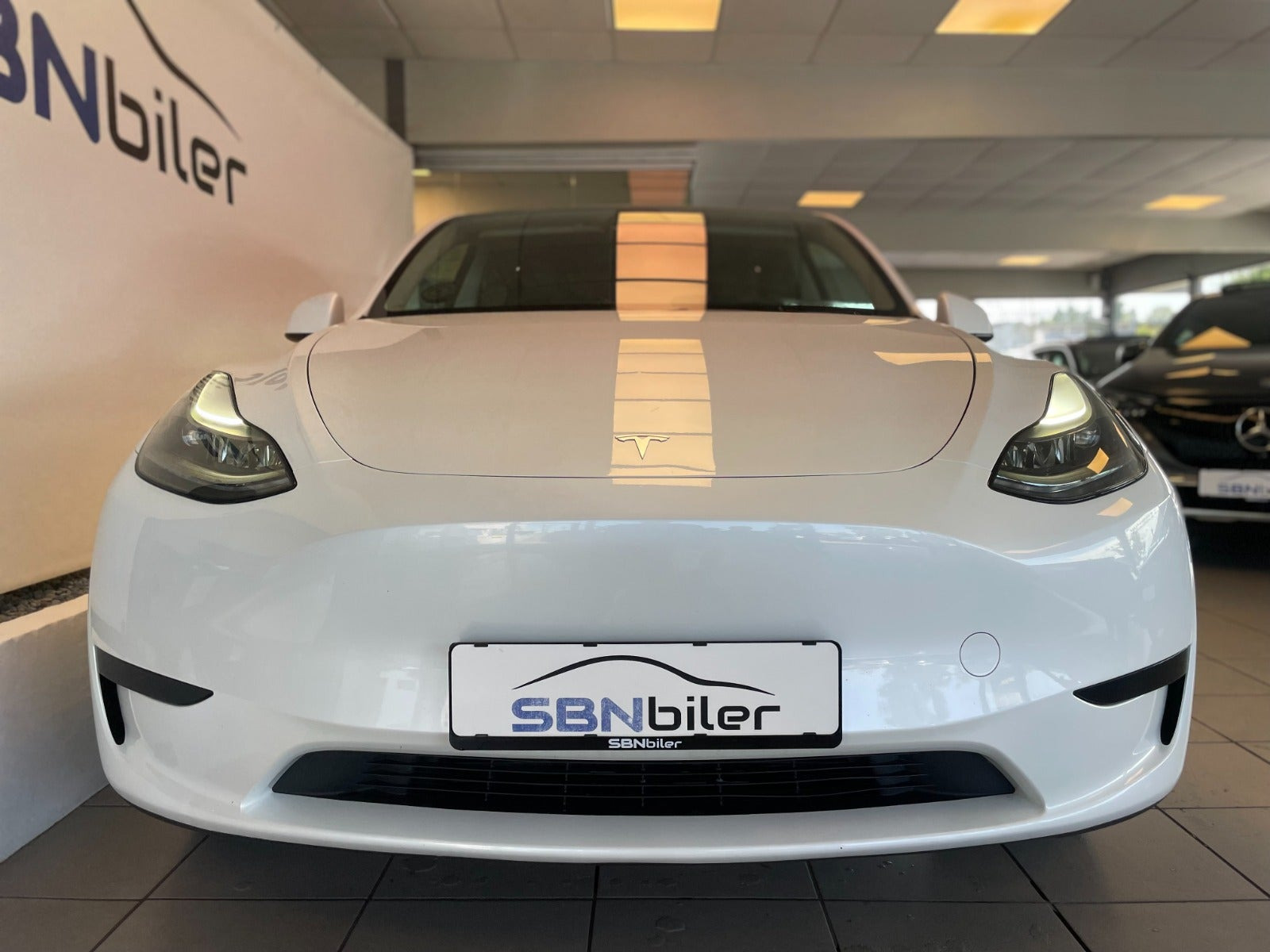 Hvid Tesla Model Y fra 2024