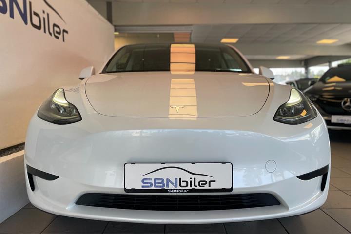 Hvid Tesla Model Y fra 2024