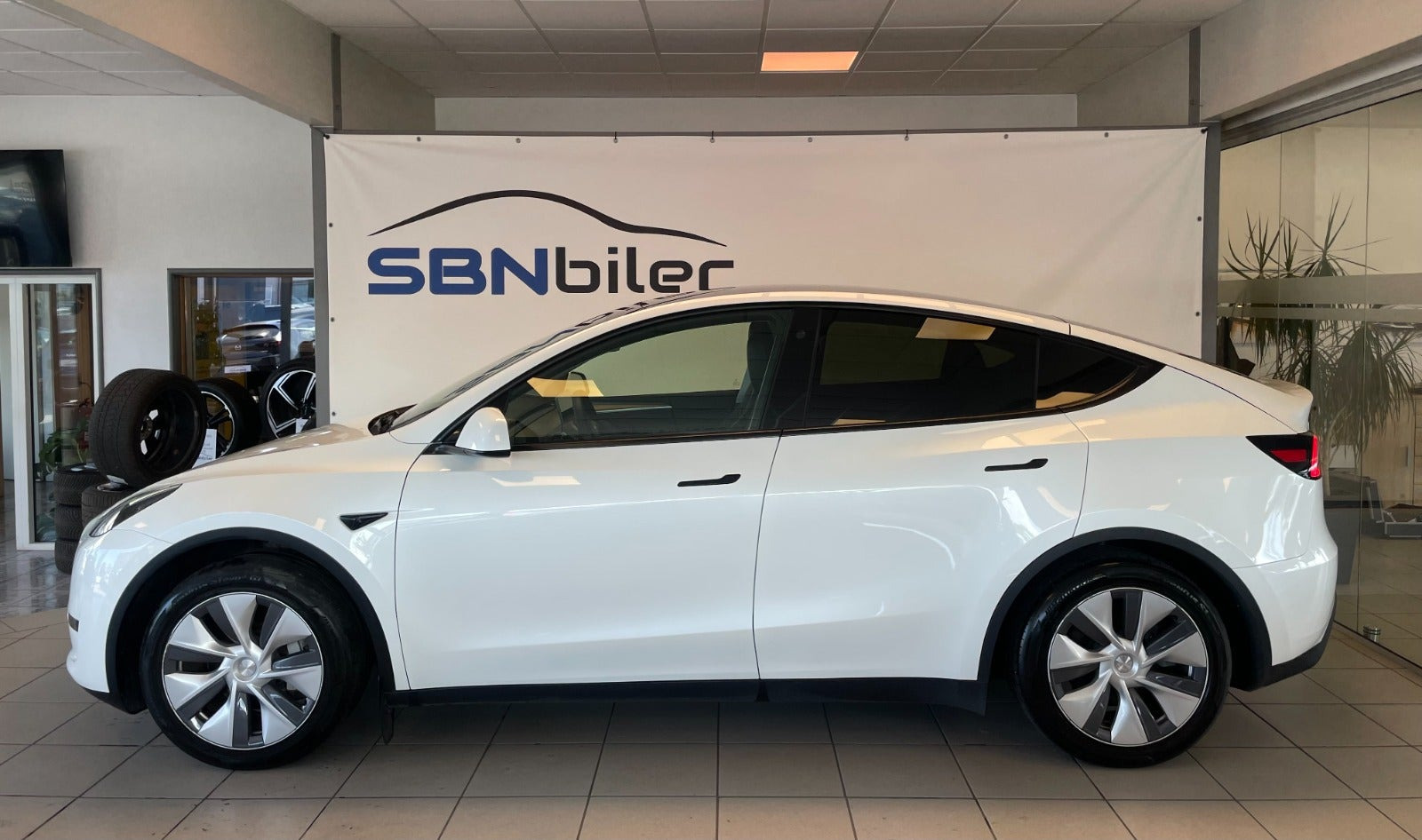 Hvid Tesla Model Y fra 2024