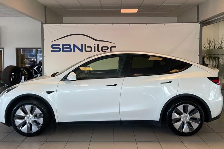 Hvid Tesla Model Y fra 2024