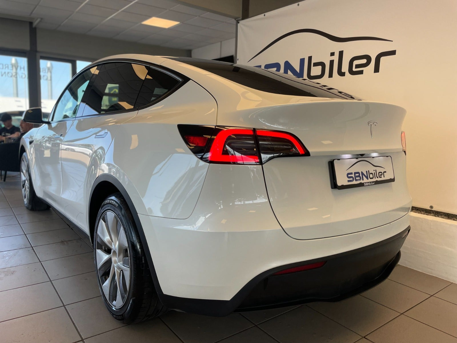 Hvid Tesla Model Y fra 2024