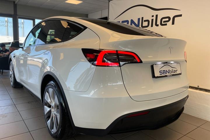 Hvid Tesla Model Y fra 2024