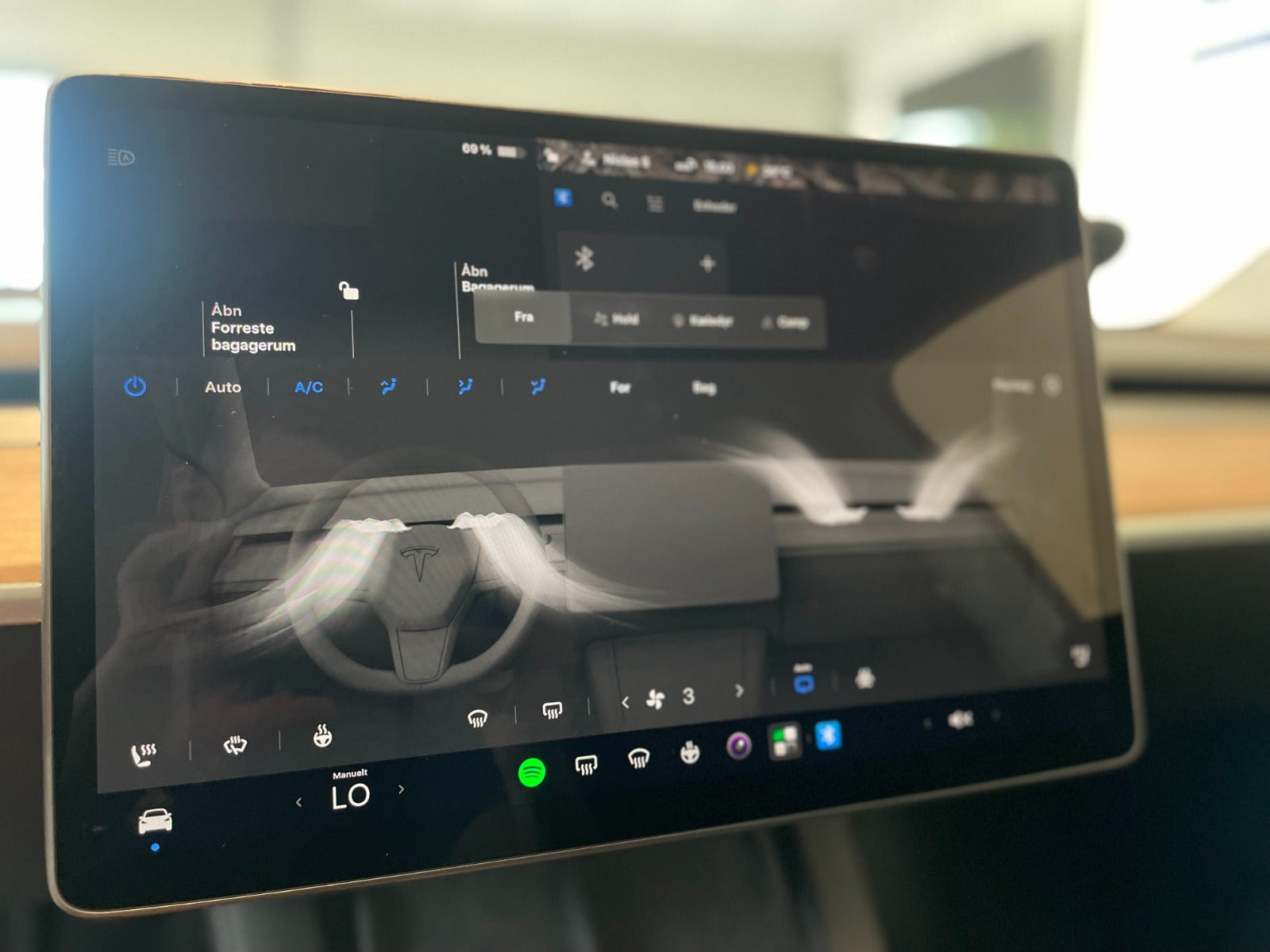 Hvid Tesla Model Y fra 2024