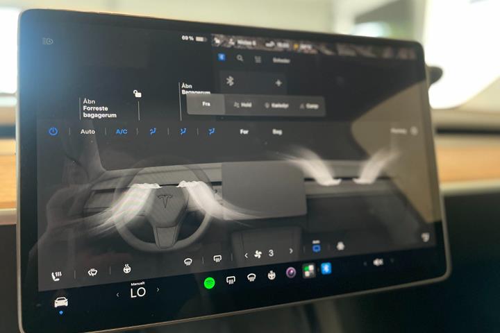 Hvid Tesla Model Y fra 2024