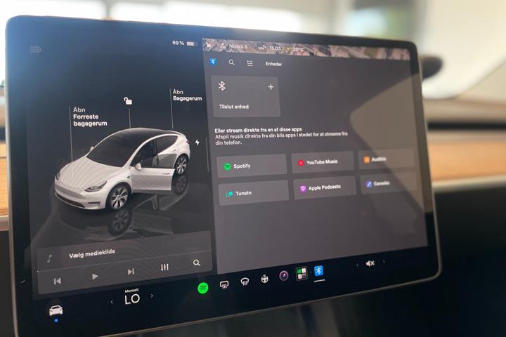 Hvid Tesla Model Y fra 2024