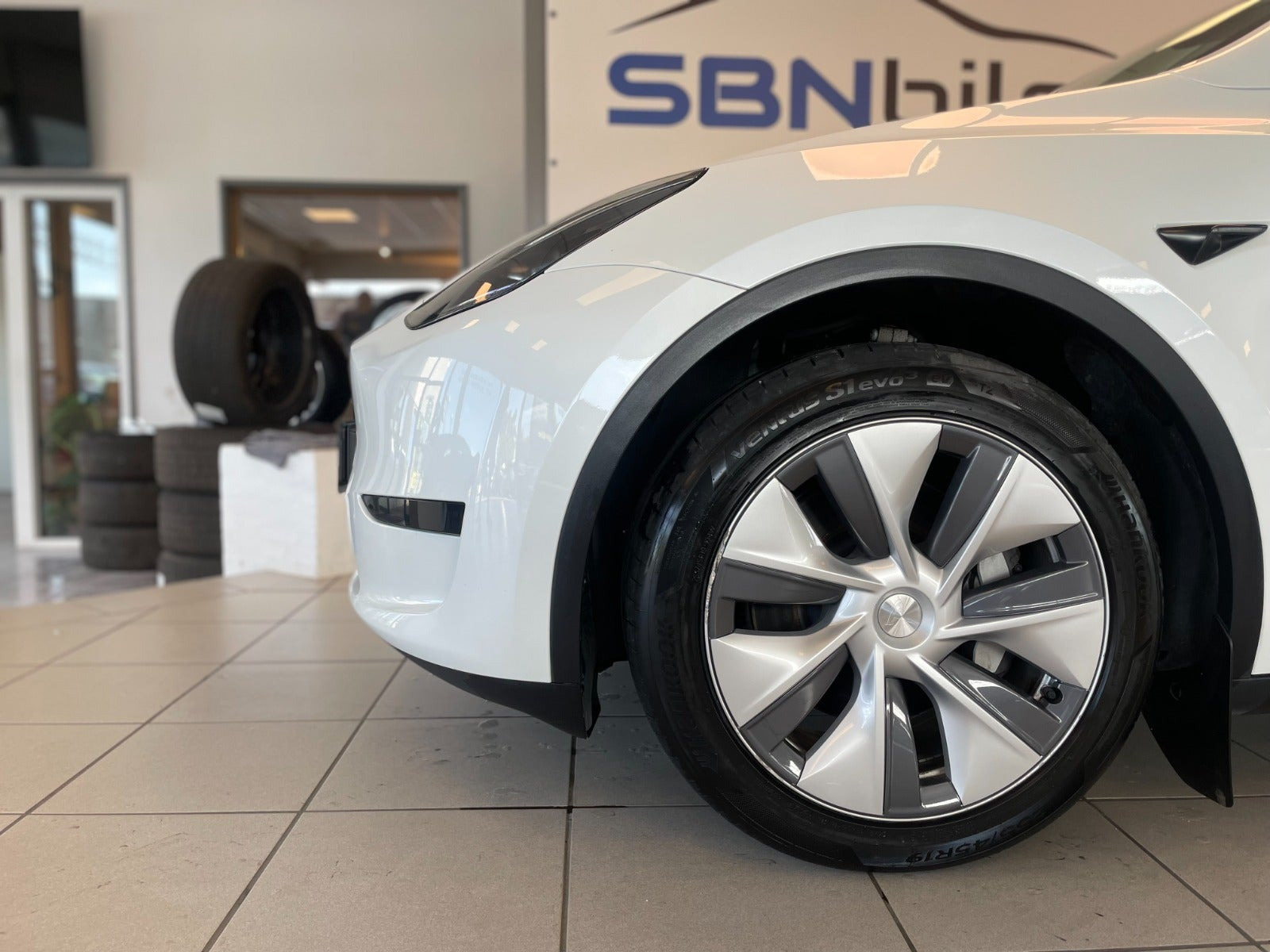 Hvid Tesla Model Y fra 2024