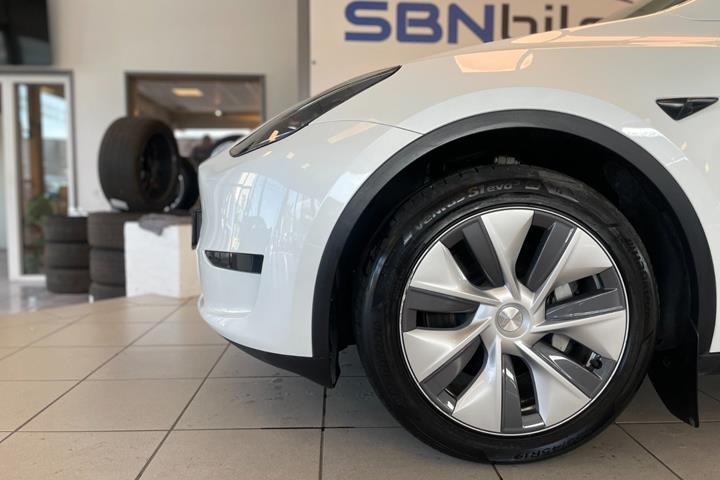 Hvid Tesla Model Y fra 2024