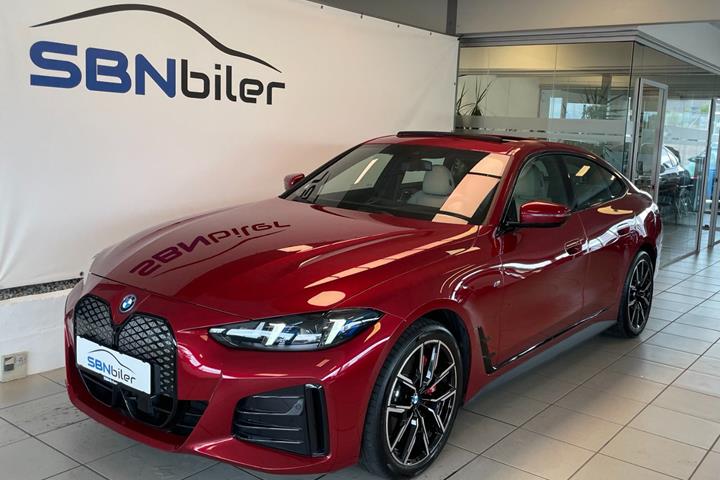 Rød BMW i4 fra 2025