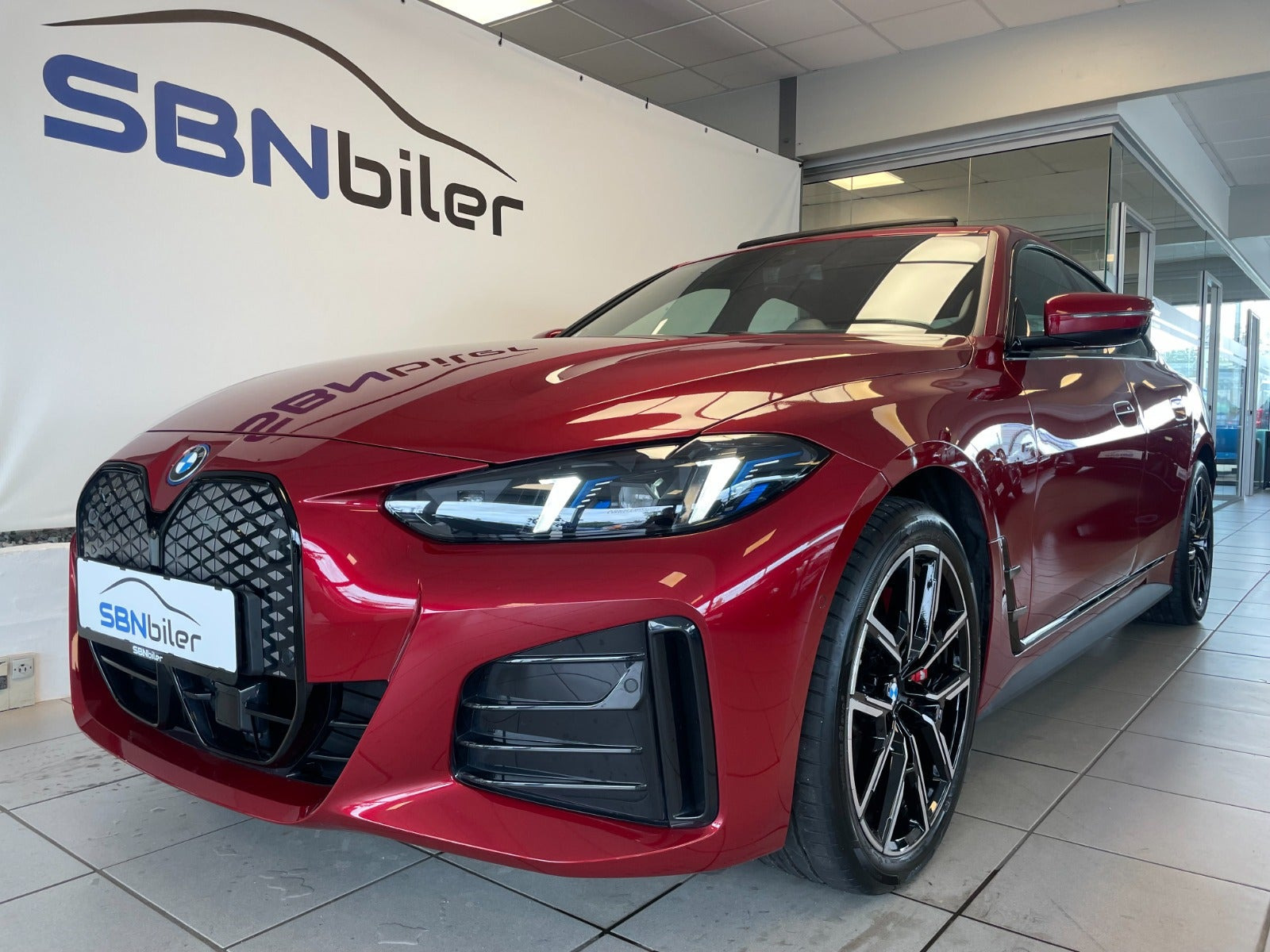 Rød BMW i4 fra 2025