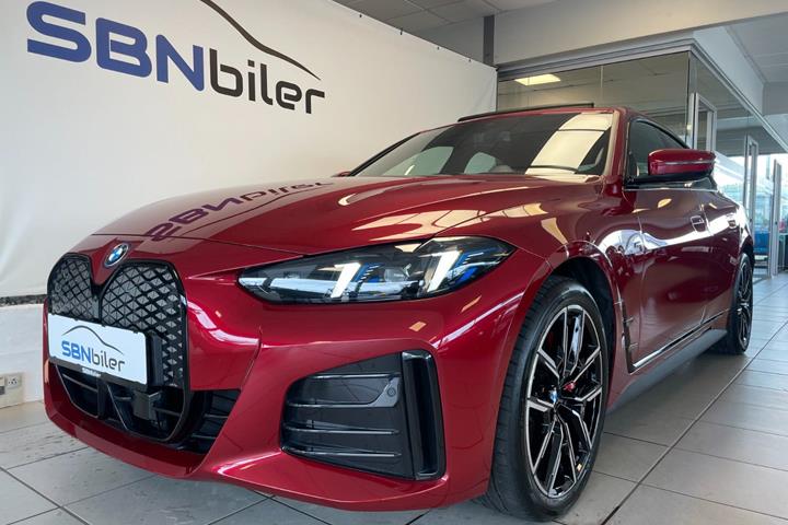 Rød BMW i4 fra 2025