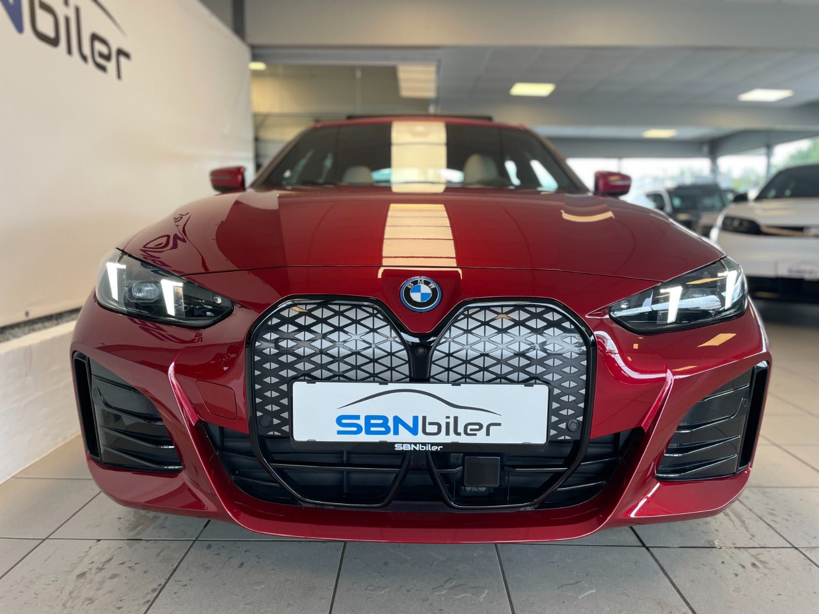 Rød BMW i4 fra 2025