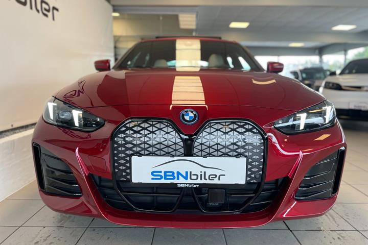 Rød BMW i4 fra 2025