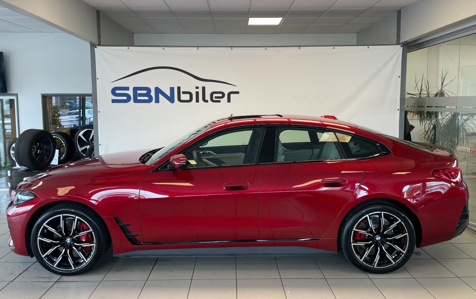 Rød BMW i4 fra 2025