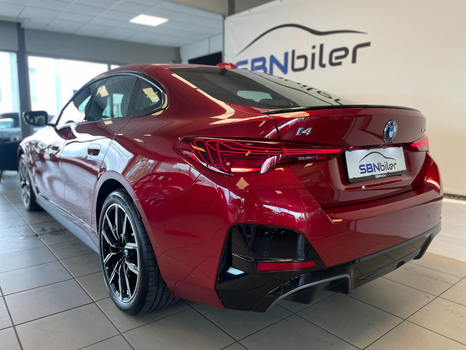 Rød BMW i4 fra 2025